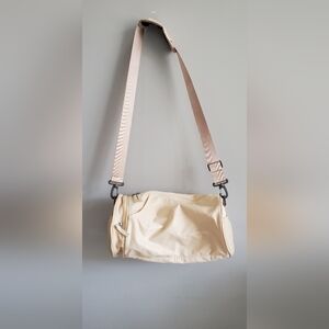 wisepack cream colored travel/gym bag. EUC